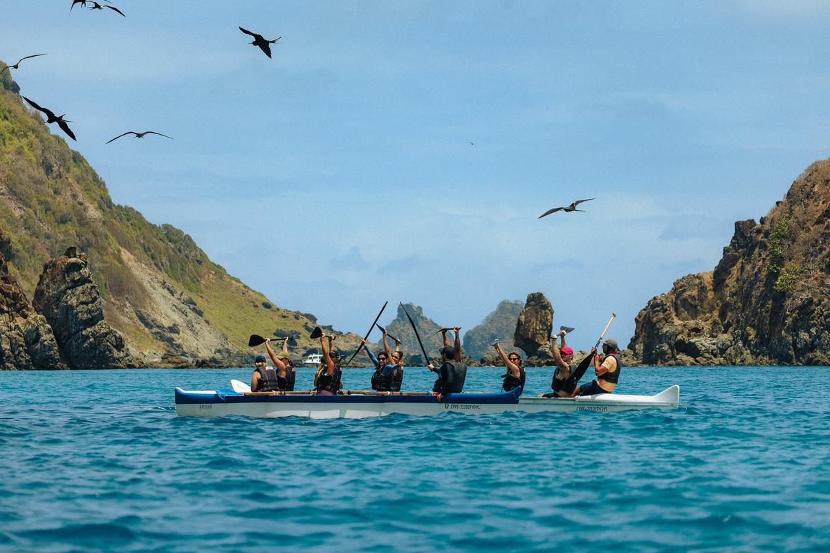 Canoa havaiana no mar de Fernando de Noronha
